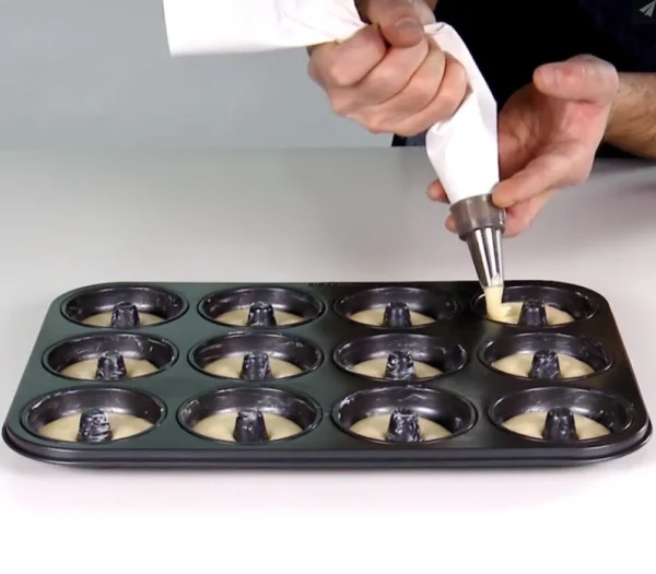 Ricardo - Donut Mould* Preparation & Cooking