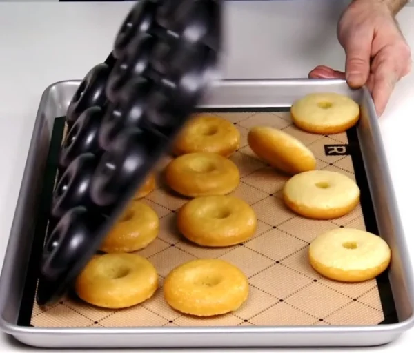 Ricardo - Donut Mould* Preparation & Cooking