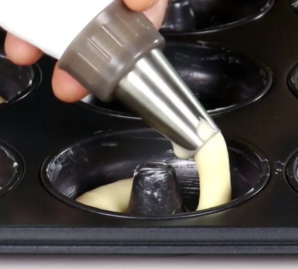 Ricardo - Donut Mould* Preparation & Cooking